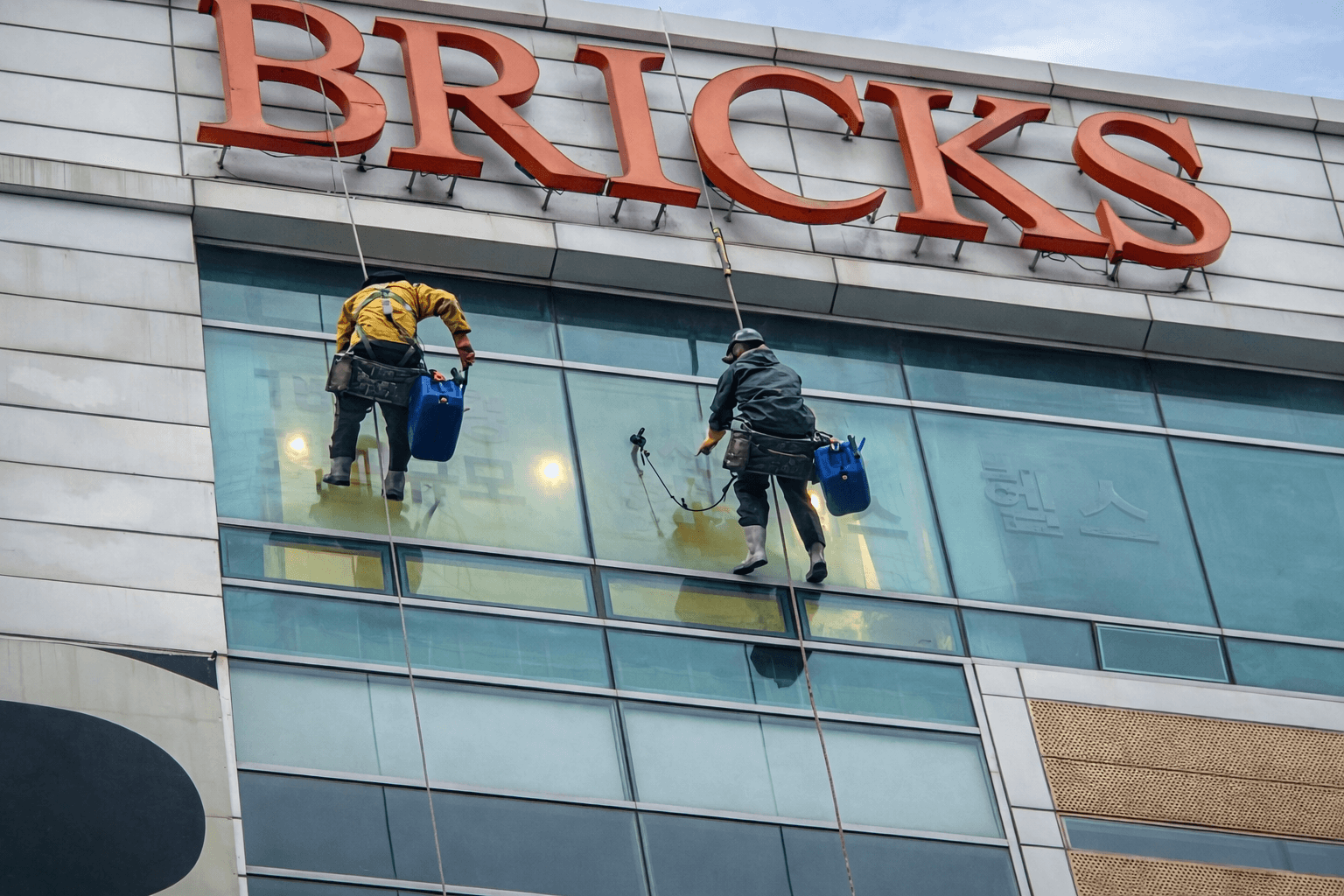 로프 장비를 이용해 전문 시공하는 작업자