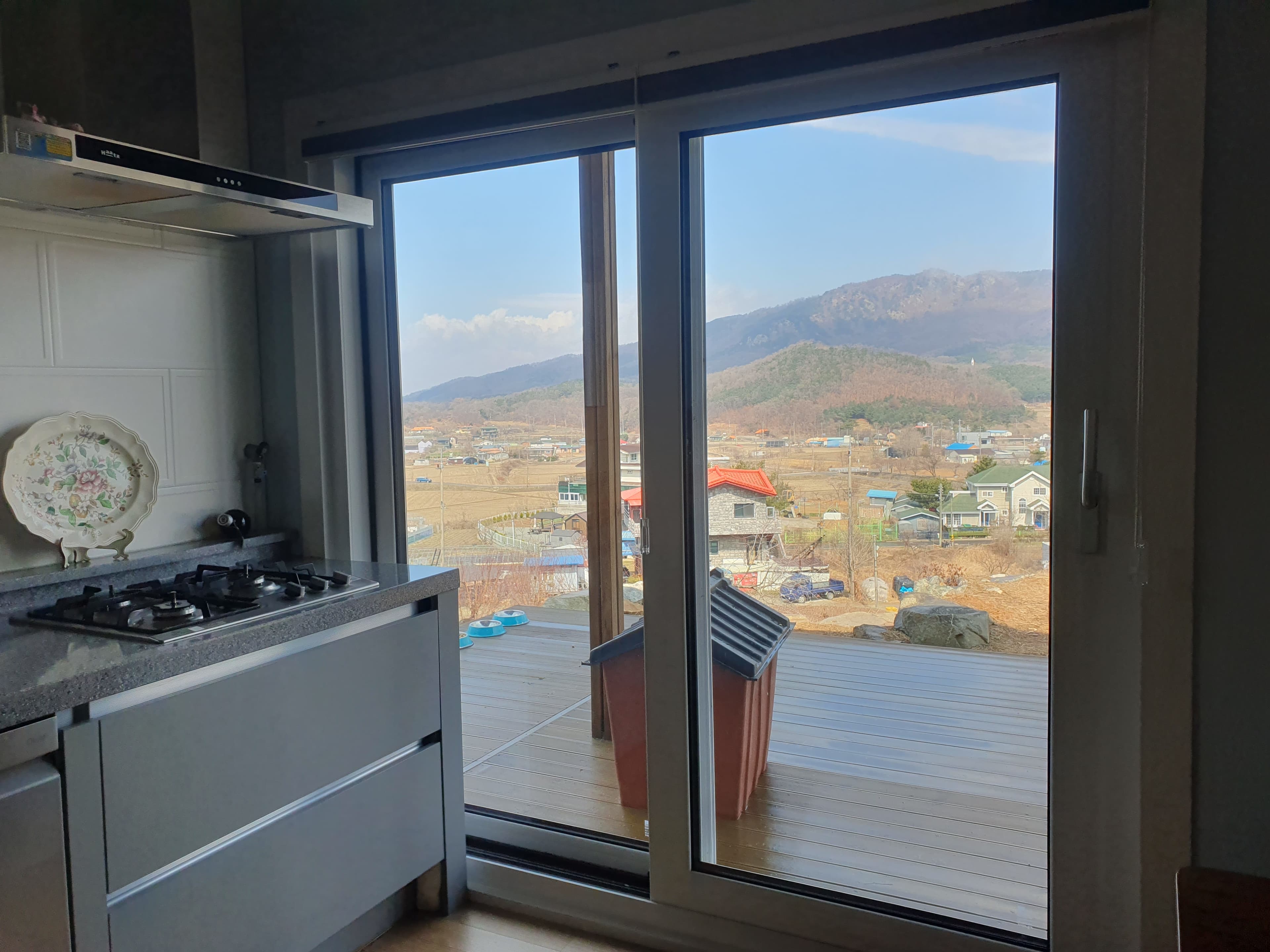 고층 빌딩 외벽 작업 장면