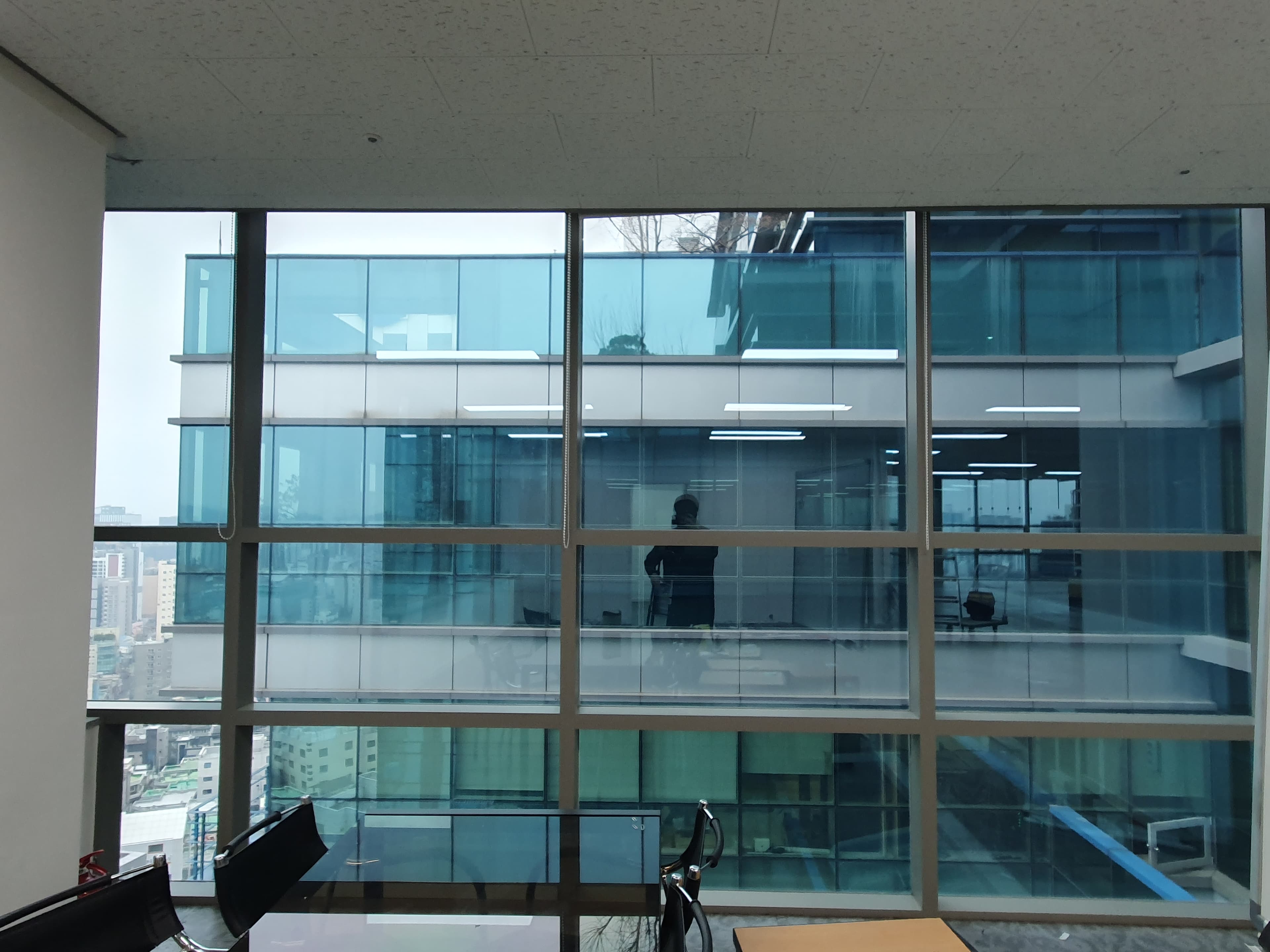 현장 상태를 확인하는 실내 창호 전경