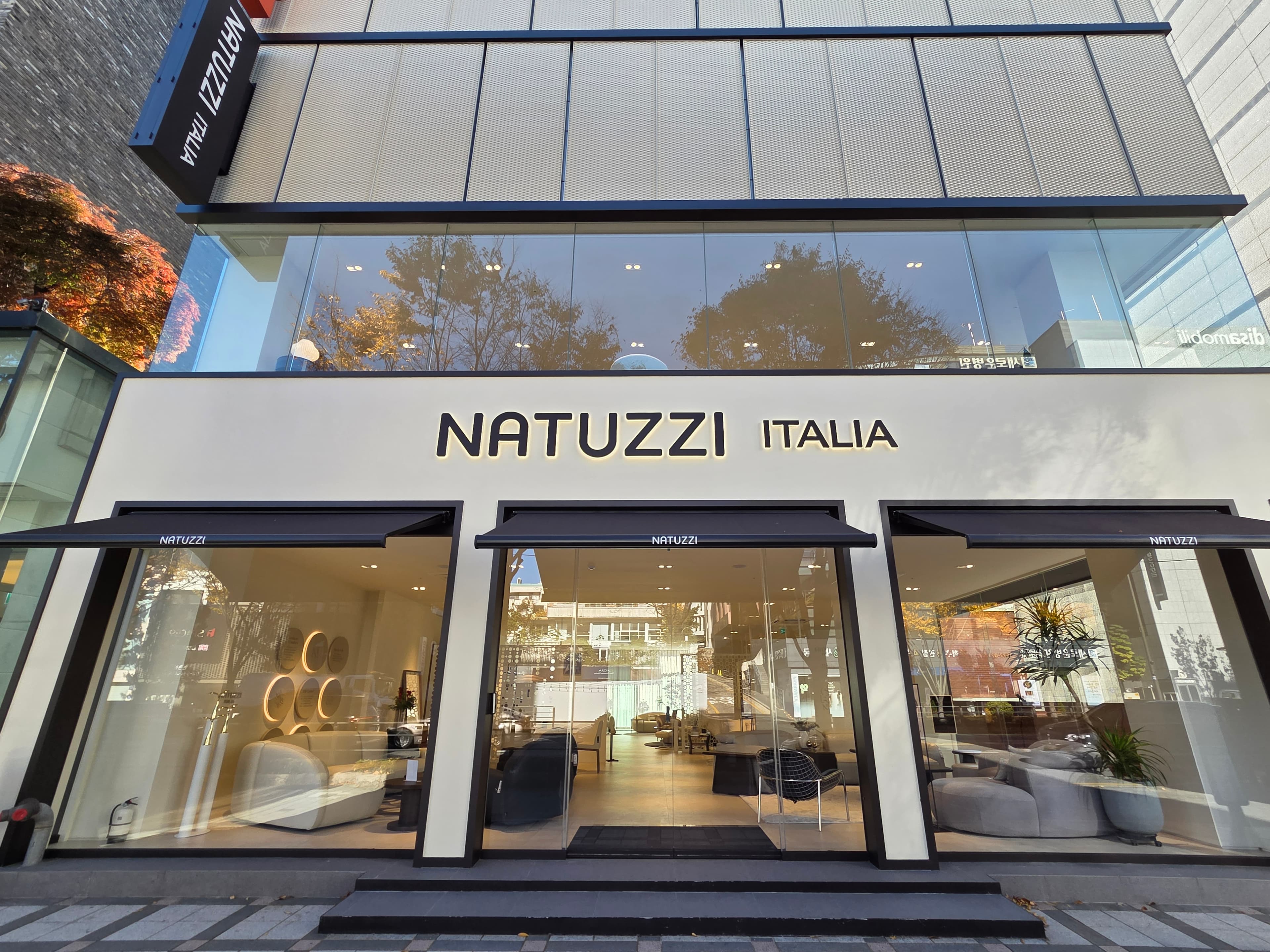 작업 완료 후 외관이 정리된 쇼룸