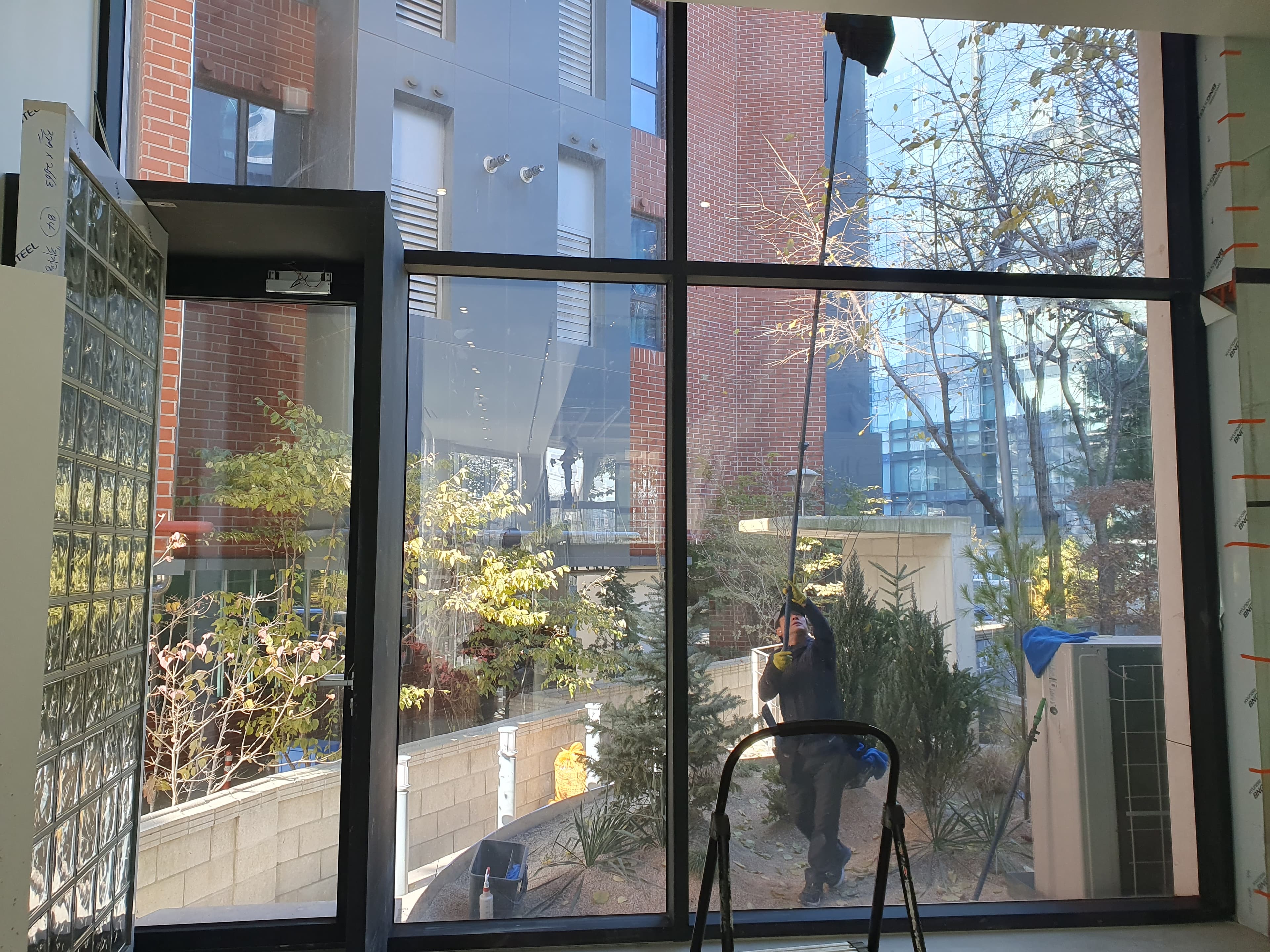 창호 규모를 확인하는 현장 장면