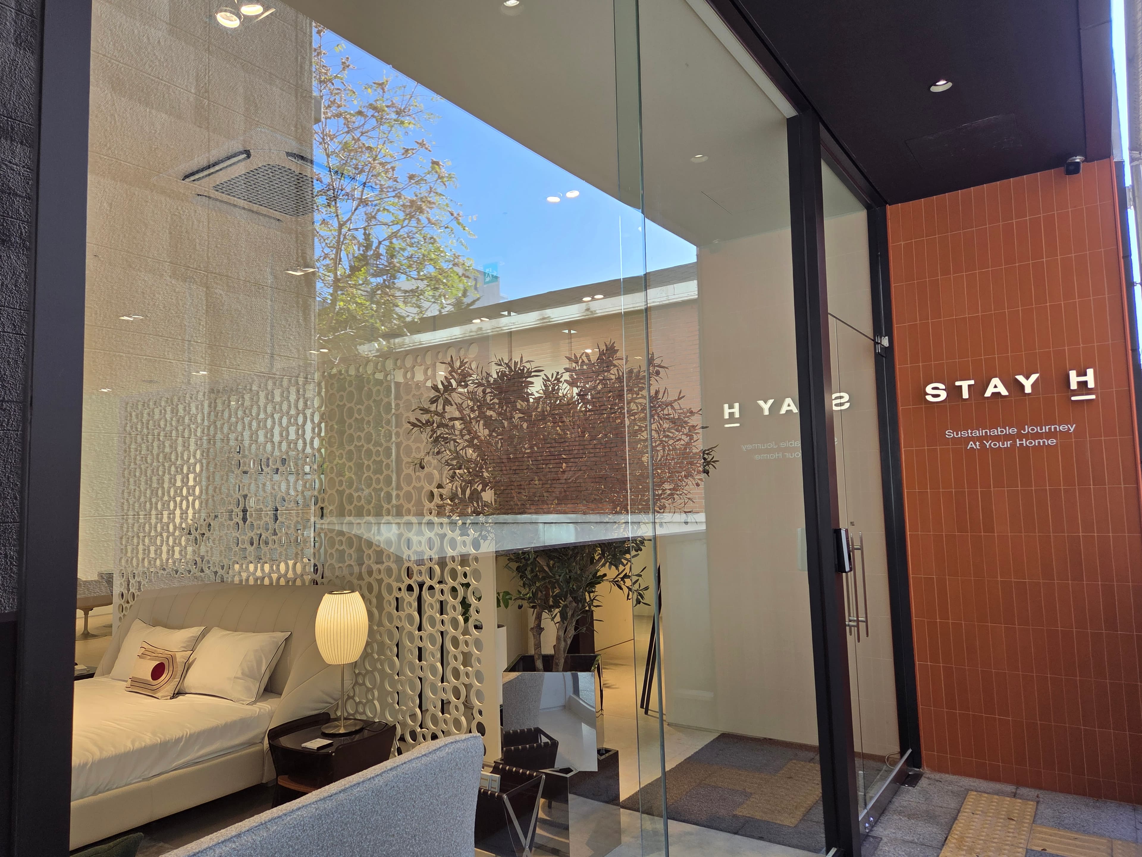 매장 유리가 선명하게 정리된 실내 쇼룸